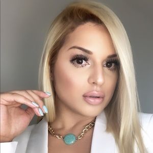 Meet your Posher, Claudia